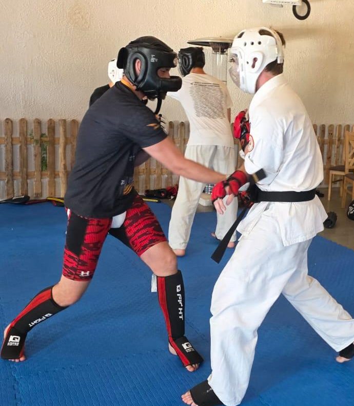 Sparing na macie, obaj zawodnicy w kaskach ochronnych